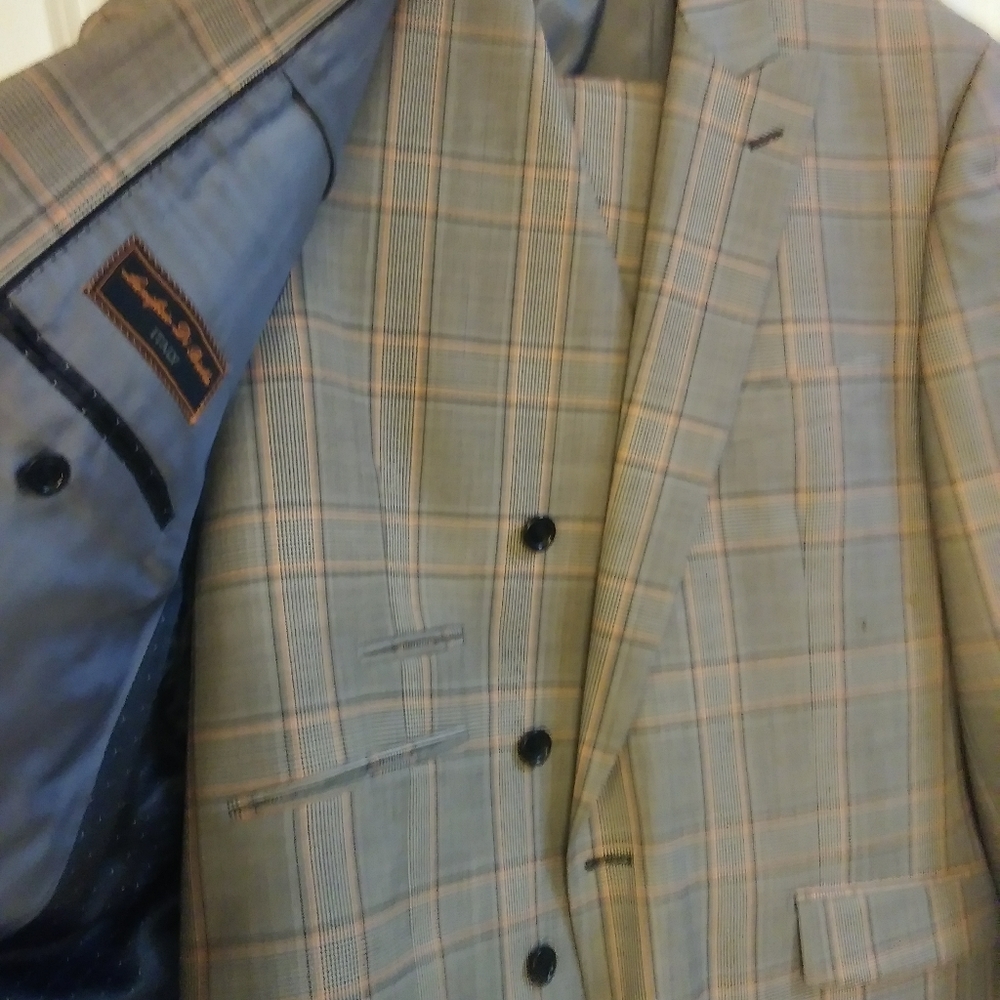 Suits - Picture 2 of 8
